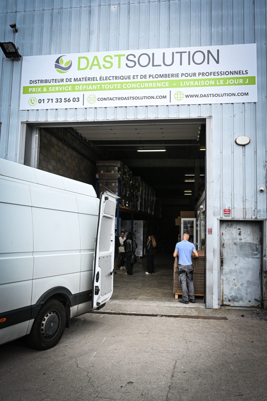Façade de l'entrepôt DAST SOLUTION et chargement d'un véhicule de livraison