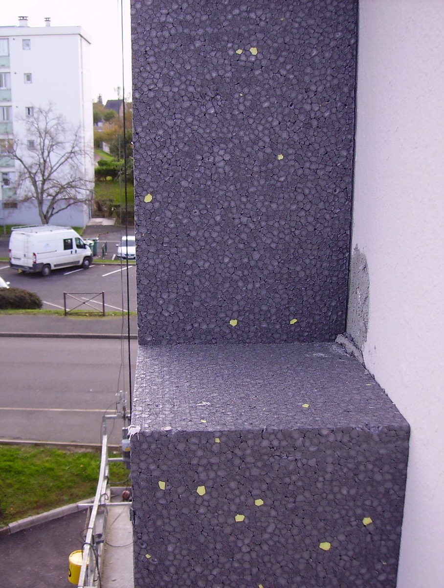 Panneaux de polystyrène graphité posés en façade — système ITE